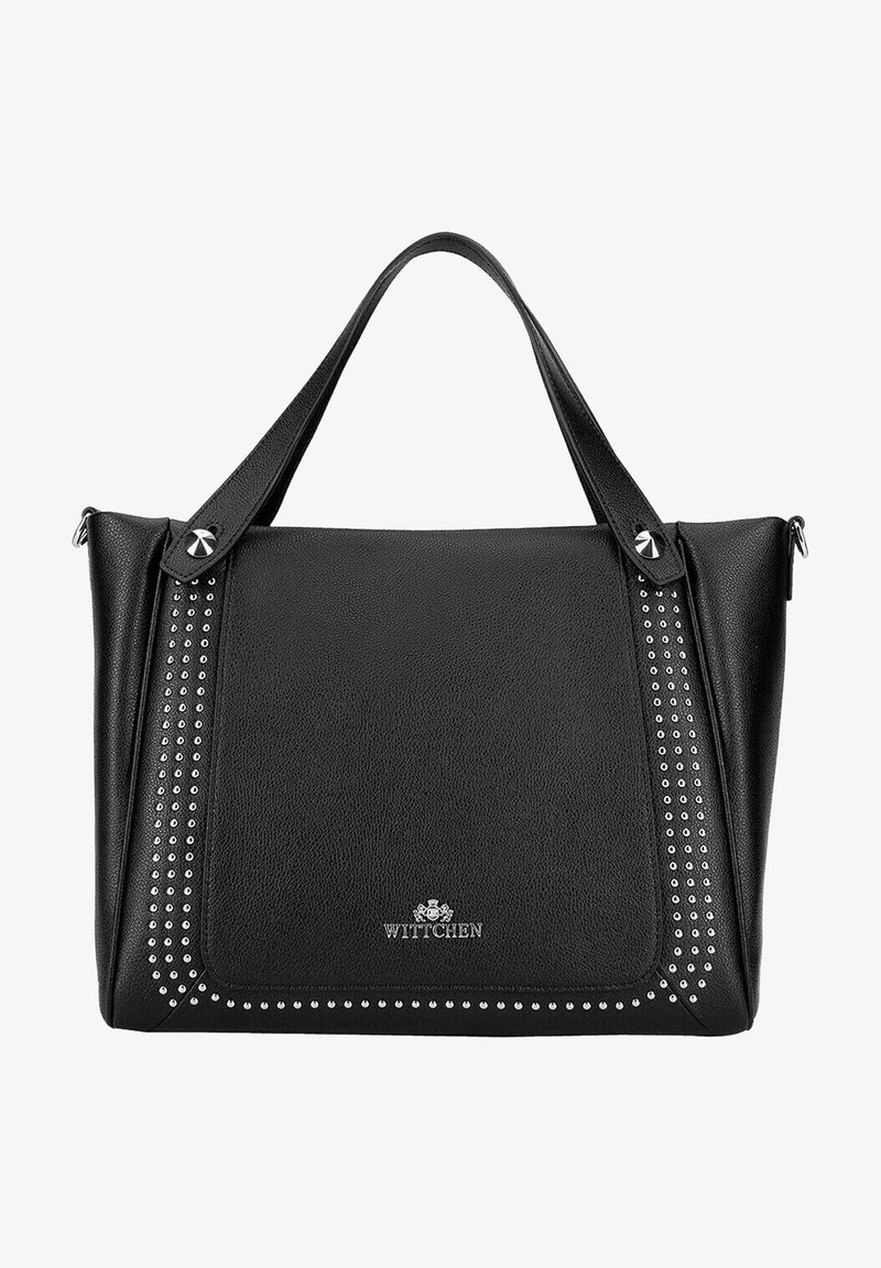Svart handväska i syntetläder med en slät yta, silverfärgade nitar längs sidan och en dragkedja på toppen. Har dubbla handtag för bärande.