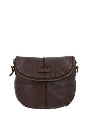 Kleine donkerbruine leren crossbodytas met gebogen klep, zichtbare rits en subtiel merkembleem middenvoor.