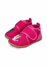 Różowe buty z materiału, z zapięciem na rzepy, zdobione haftowanymi wzorami czarnego i szarego kota oraz teksturowaną gumową podeszwą.