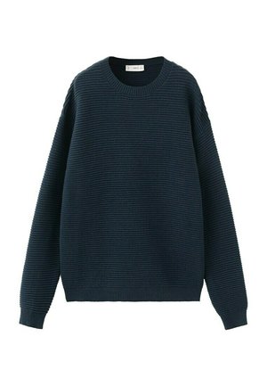 Donker marineblauwe geribbelde trui met lange mouwen en een ronde hals, plat neergelegd op een witte achtergrond.