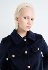 Vero Moda VMZILJA SHORT JACKET - Lengva striukė - navy blazer