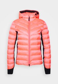 Różowa koralowa kurtka puchowa z czarnymi panelami bocznymi, długimi rękawami, zamkiem z przodu i przymocowanym kapturem na białym tle.