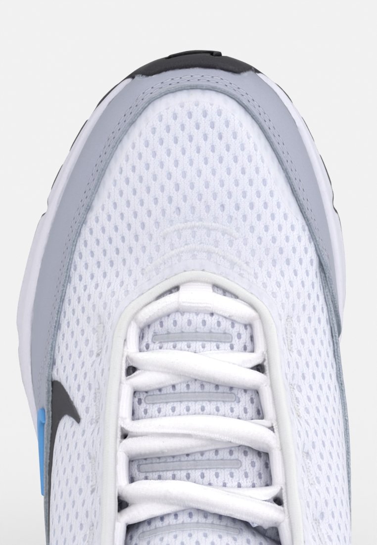 Baskets en mesh blanches avec des accents gris, bout rond et système de laçage évident. Elles disposent d'une semelle extérieure noire et d'un détail bleu clair sur le côté.