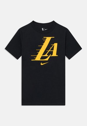 Zwart T-shirt met korte mouwen, voorzien van een groot geel gestileerd "LA"-logo en een kleine gele Nike-swoosh onder het ontwerp aan de voorkant.