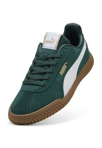 Baskets en daim vert avec des accents en cuir blanc et un logo doré. Dotées d'un col rembourré et d'une semelle extérieure en caoutchouc texturée. Design classique à lacets.