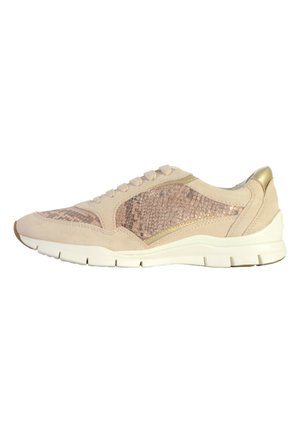 Zapatillas de ante rosa claro con detalles metálicos, textura tejida en los laterales y una gruesa suela de goma blanca.