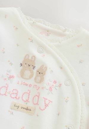 Fehér pamut body rózsaszín virágmintákkal, hímzett nyuszikkal és "Szeretem apukámat" felirattal; patentos záródás és finom csipkés szegély.