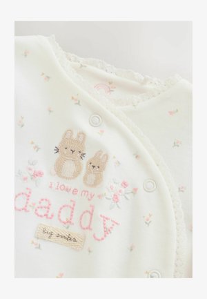 Fehér pamut body rózsaszín virágmintákkal, hímzett nyuszikkal és "Szeretem apukámat" felirattal; patentos záródás és finom csipkés szegély.