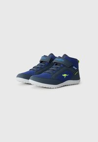 Marineblauwe hoge schoenen met klittenband en elastische veters. Heeft een groen logo en grijze accenten, met een witte rubberen buitenzool.
