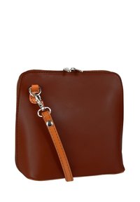 Braune Lederhandtasche in quadratischer Form, mit Reißverschluss, abnehmbarem Tragegurt und silbernen Hardware-Details.