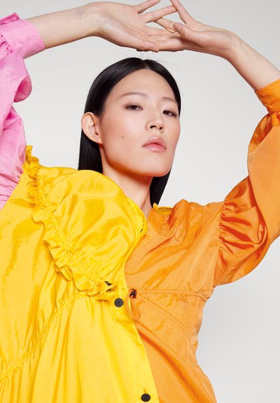 Brogger EXCLUSIVE AGATHA DRESS - Blusenkleid - sun yellow/pink/orange