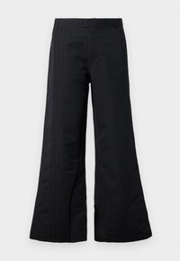 Pantaloni neri a gamba larga realizzati in tessuto morbido, con pieghe frontali e una cintura. Design pulito senza motivi o accenti visibili.