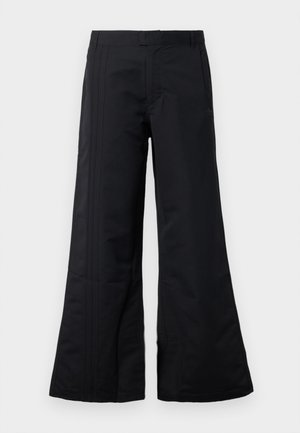 Crne široke hlače od glatkog materijala, s prednjim nabranicama i pojasom. Čist dizajn bez vidljivih uzoraka ili akcenta.