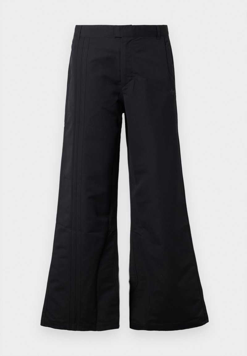 Zwarte broek met wijde pijpen van gladde stof, met voorplooien en een tailleband. Een schoon ontwerp zonder zichtbare patronen of accenten.