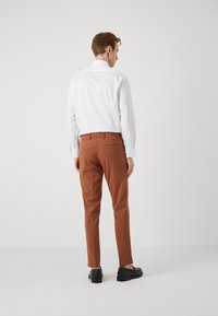 Isaac Dewhirst THE FASHION SUIT SET - Odijelo - dark caramel