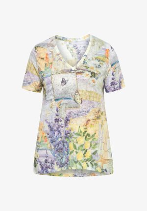 Kurzärmeliges V-Ausschnitt-Shirt mit einer farbenfrohen Naturcollage, die Schmetterlinge, Lavendel, Zitronen, Gänseblümchen und Seesterne zeigt.