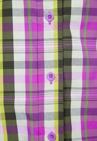 Fialovo-zelená kostkovaná košile s vertikálními a horizontálními pruhy, fialovými knoflíky a světlým prošitím. Viditelná textilie z bavlny.