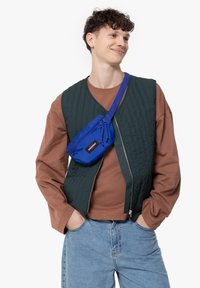 Eastpak SPRINGER POWR - Bältesväska - powr electric