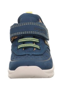 Blaue synthetische Sneakers mit perforiertem Design, elastischen Schnürsenkeln und einem Klettverschluss. Weiße Sohle und gelbe Akzente an der Zunge.