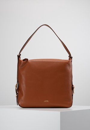 Brązowa skórzana torba na ramię z pojedynczym paskiem, prostokątnym kształtem i małym złotym logo „Lauren Ralph Lauren” na środku z przodu.