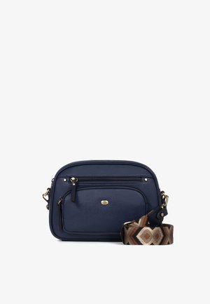 Donkerblauwe leren crossbodytas met twee ritssluitingen en een afneembare bruine, beige en zwarte schouderriem met patroon.