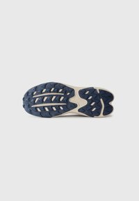 Marine rubber zool met een gestructureerd profiel, voorzien van een lichtbeige tussenzool en het logo "HOKA" in het midden geperst.