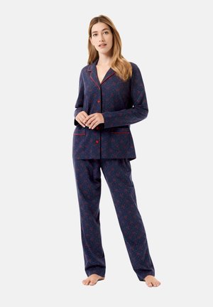 Conjunto de pijama azul marino con un patrón geométrico en rojo, que presenta una camisa de botones con bolsillos y pantalones de corte relajado. Tejido suave, diseño ligero.