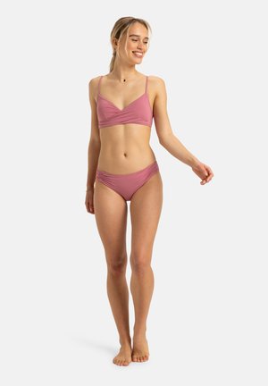 Bikini komplektas švelniai rožinės spalvos, su apvyniojamu braletu su plonomis petnešėlėmis ir derančiomis raukinėmis bikini kelnaitėmis, pagamintas iš glotnaus, tamprių medžiagų.