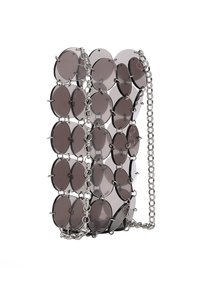 Grå cirkulära solglasögon med ett nätmönster, kopplade med silverdetaljer. Har en kedjestropp för bärande. Genomskinliga linser.