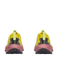 Chaussures de basketball avec une tige en mesh principalement jaune, des accents noirs au talon, une semelle intermédiaire rose et une semelle extérieure en caoutchouc noir. Équipées d'une languette arrière pour faciliter l'enfilage.