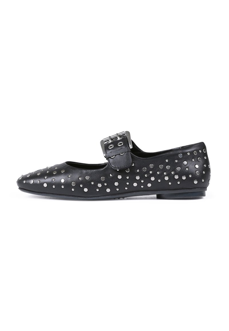 Zapato de cuero negro con punta redondeada, adornado con tachuelas plateadas. Presenta una correa con hebilla en el medio del pie y una suela plana.
