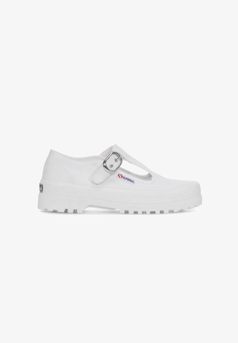 Scarpa bianca slip-on con design a T-strap, fibbia metallica, suola in gomma e tomaia texturizzata. Presenta un logo sul lato.