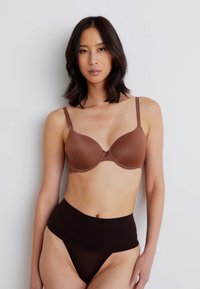 Spanx SPANXSUPERSMOOTH™ UNDIE-TECTABLE® THONG - Siaurikės - truffle brown