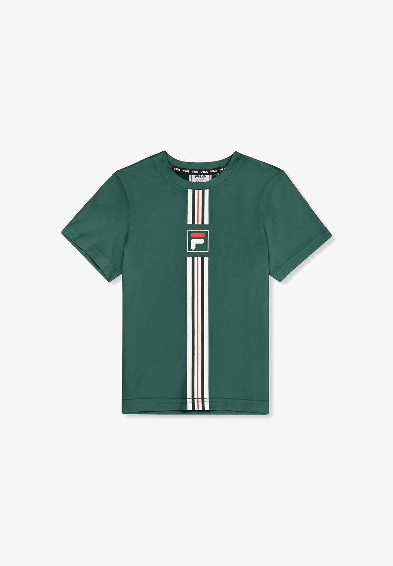 Camiseta verde de manga corta con rayas blancas verticales y un logo de FILA en rojo y blanco centrado en el pecho.