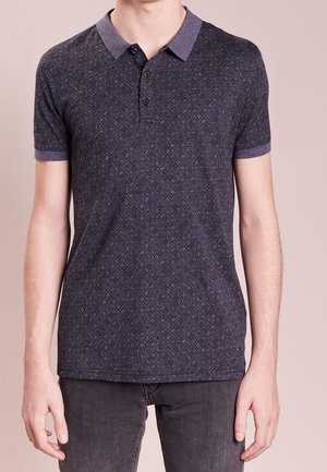 Dunkelblaues Poloshirt mit subtilem geometrischem Muster, kontrastierendem Kragen und Ärmelbündchen sowie schlanker Passform.