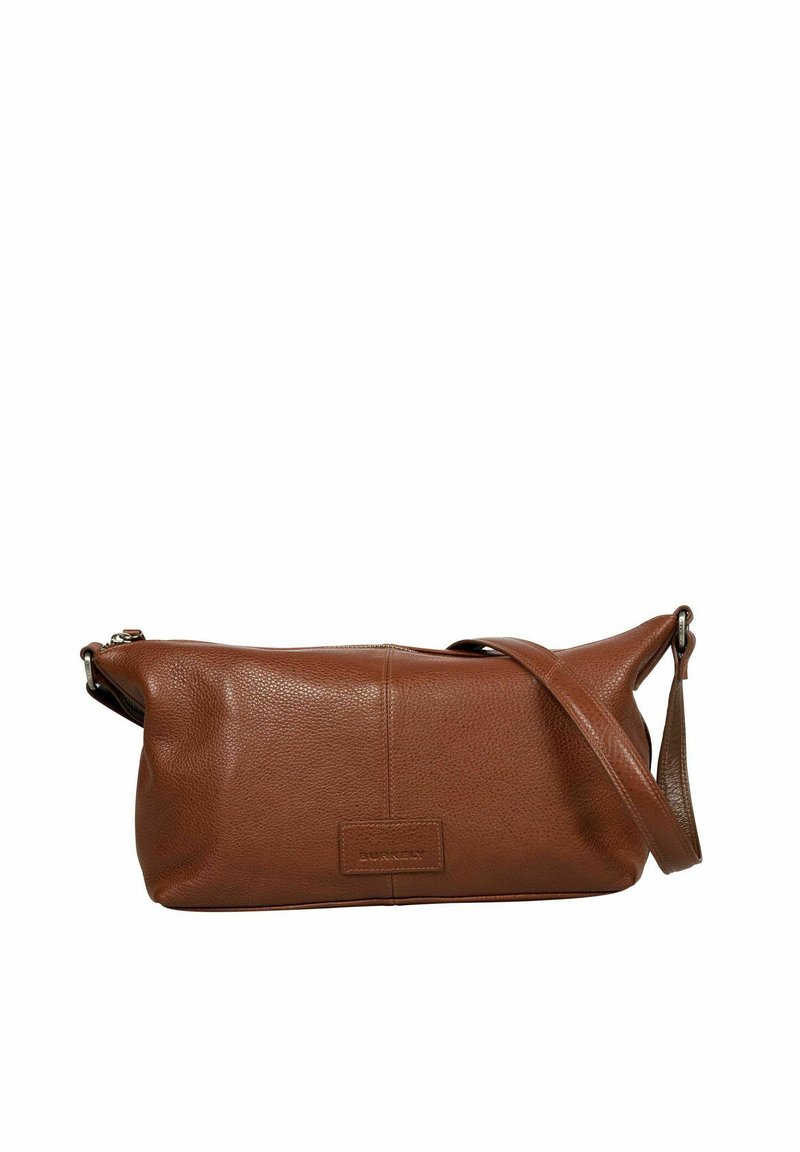 Sac bandoulière en cuir marron avec une sangle réglable et des coutures visibles, patch logo rectangulaire en relief centré à l'avant.