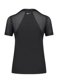 Camiseta atlética negra de manga corta, con un panel trasero de malla para mayor transpirabilidad. Logo sutil en la parte superior de la espalda. Textura suave.