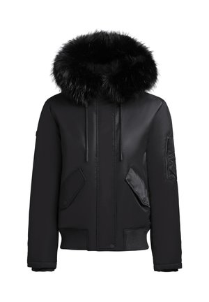Giubbotto bomber nero con cappuccio bordato in pelliccia sintetica, caratterizzato da una texture liscia, chiusure a zip e a scatto, e tasche anteriori angolate.