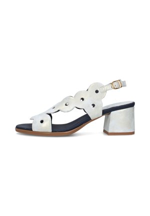 Sandalo da donna in pelle bianca con cinturini smerlati, ritagli circolari, tacco a blocchetto, soletta nera e cinturino alla caviglia con fibbia dorata.