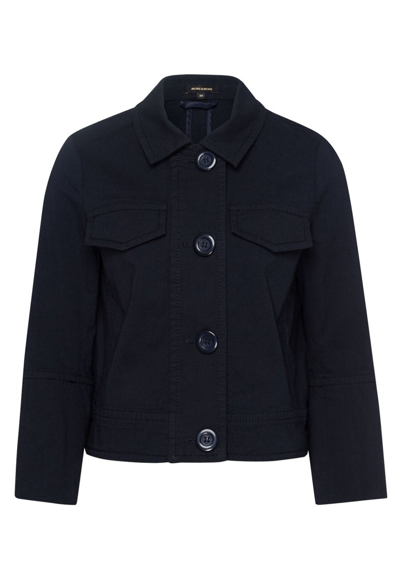 Meriininsininen farkkutakki, jossa on klassinen kaulus, etutaskut, napitettava sulkeminen sekä tikatut yksityiskohdat hihoissa ja helmassa.