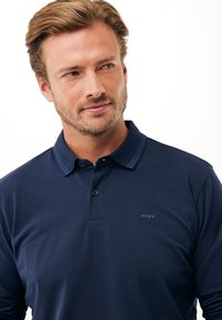 Polo a maniche lunghe di colore blu navy realizzato in tessuto morbido, con colletto a righe blu a contrasto e un piccolo logo sul petto.