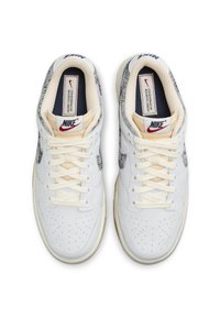 Nike Sportswear DUNK LOW - Sneakers basse - white gym red sail midnight navy