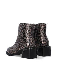Ankle boots s leopardím vzorem s lesklým povrchem, s blokovým podpatkem a bočním zipem, vyrobené z syntetického materiálu.