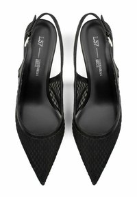 Cizme cu toc slingback negre, având vârful ascuțit, partea superioară din plasă texturată și interior din piele netedă. Curea ajustabilă pentru gleznă cu accesorii din metal argintiu.
