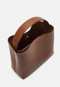 Borsa a tote in pelle marrone con una forma strutturata, una maniglia piatta e larga, e una tasca interna con zip. Texture liscia con pochi dettagli.
