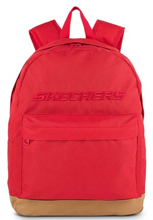 Mochila de tela roja con correas ajustables, bolsillo frontal con cremallera, logo "SKECHERS" en relieve y un panel inferior en color marrón claro para un contraste adicional.