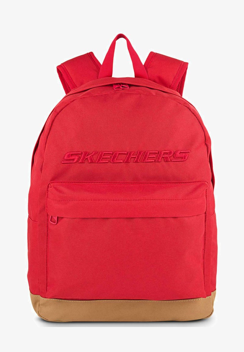 Mochila de tela roja con correas ajustables, bolsillo frontal con cremallera, logo "SKECHERS" en relieve y un panel inferior en color marrón claro para un contraste adicional.