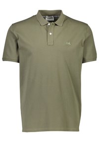 Olivengrøn poloshirt lavet af bomuld, med klassisk krave, to-knaps placket og lille broderet logo på venstre bryst.