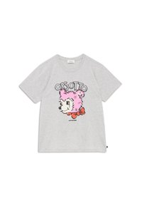 Camiseta de algodón gris con un gráfico de un oso rosa con un contorno negro y un lazo naranja, etiquetado como "ORSOTTO" en texto estilizado arriba.