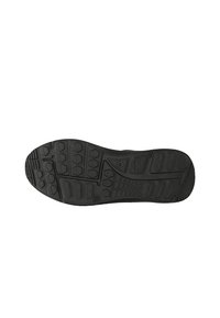 Suola nera di scarpa con una superficie testurizzata, caratterizzata da motivi esagonali e triangolari per aderenza e stabilità. Materiale in gomma resistente.
